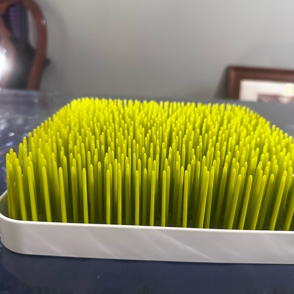 Green Grass-Like Drying Rack